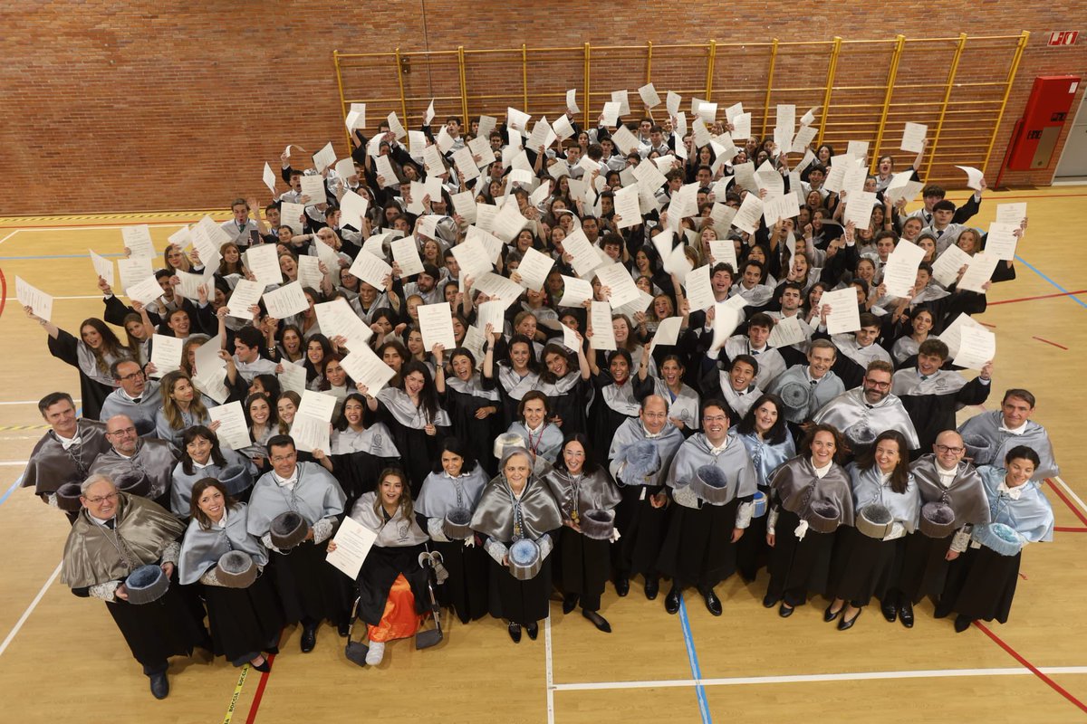 🎓👏🏻 Hoy se ha graduado la LXIV promoción de la Facultad de Comunicación de la Universidad de Navarra. 

Como ha destacado nuestra decana, hoy es un día de alegría, responsabilidad y gratitud.

¡Enhorabuena a todos y bienvenidos a la comunidad alumni!