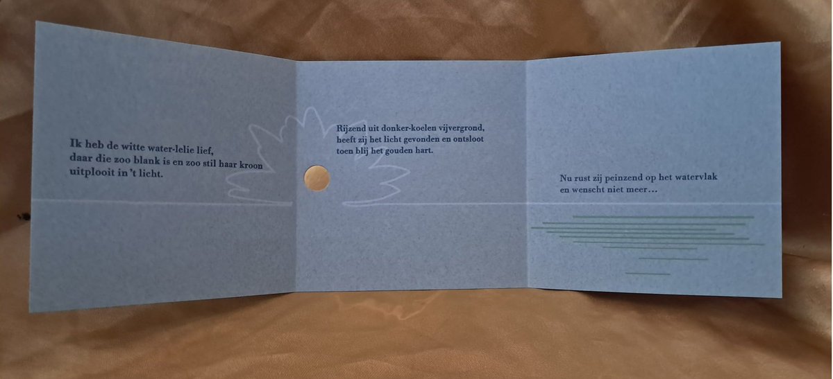 Nieuw in de webshop! Een prachtige vouwkaart, in boekdruk vervaardigd met lijntekeningen en goudfolie, met Frederik van Eedens beroemde 'De waterlelie', inclusief QR-code die verwijst naar onze verfilming van het lied voor sopraan en piano van gedicht. Zie feestderpoezie.nl/producten.html