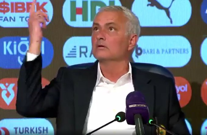 SVargasOK's tweet photo. 🎙️ Has utilizado 31 alineaciones distintas esta temporada con el Fenerbahçe... ¿Qué puedes decir al respecto?

🗣️ Mourinho: "Mis alineaciones las elijo lanzando monedas al aire. Las que quedan sobre la mesa son los jugadores titulares, las que van al suelo, los suplentes. Tengo 25 monedas, una para cada jugador y voy decidiendo así las alineaciones. Durante la semana yo solo me divierto. Voy a discotecas todos los días, en todas partes de Estambul".

😅 Una más del 'Special One'.