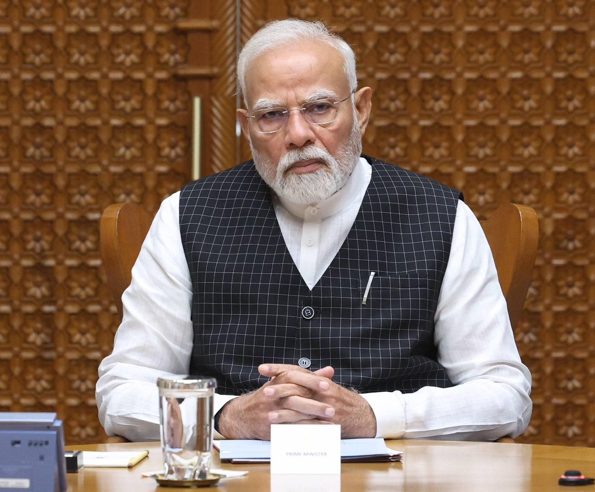 नरेंद्र मोदी ने पहलगाम के 26 शहीदों के बलिदान को धोखा दिया है।

कमजोर प्रधानमंत्री 🚨
#ceasefire