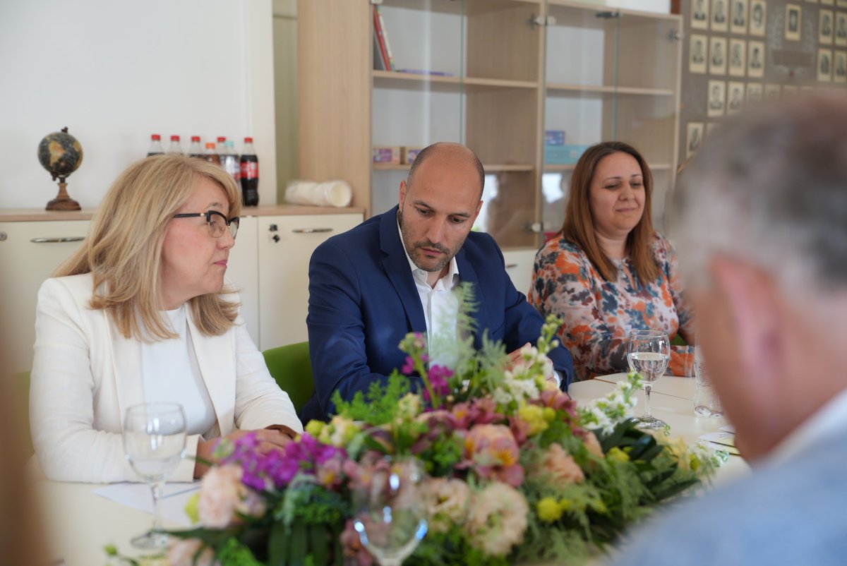 Uspostavljanjem Odjela za pružanje izvaninstitucionalnih usluga u mjestu Vrbanj na Hvaru nastavljamo širenje socijalnih usluga na otocima. U posebno opremljenoj senzornoj sobi pružat će se rana razvojna podrška i psihosocijalna podrška za djecu s teškoćama u razvoju.

Uz već