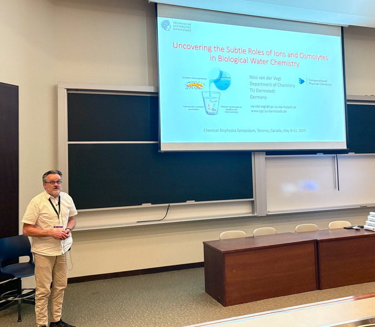 Our second Keynote Talk of #CBP2025 is the incredible ✨Dr. Nico van der Vegt✨ (<a href="/TUDarmstadt/">TU Darmstadt</a>)! 

Professor van der Vegt is presenting his infamous research on the effects of osmolytes and ions in biological water chemistry! 🌊💧