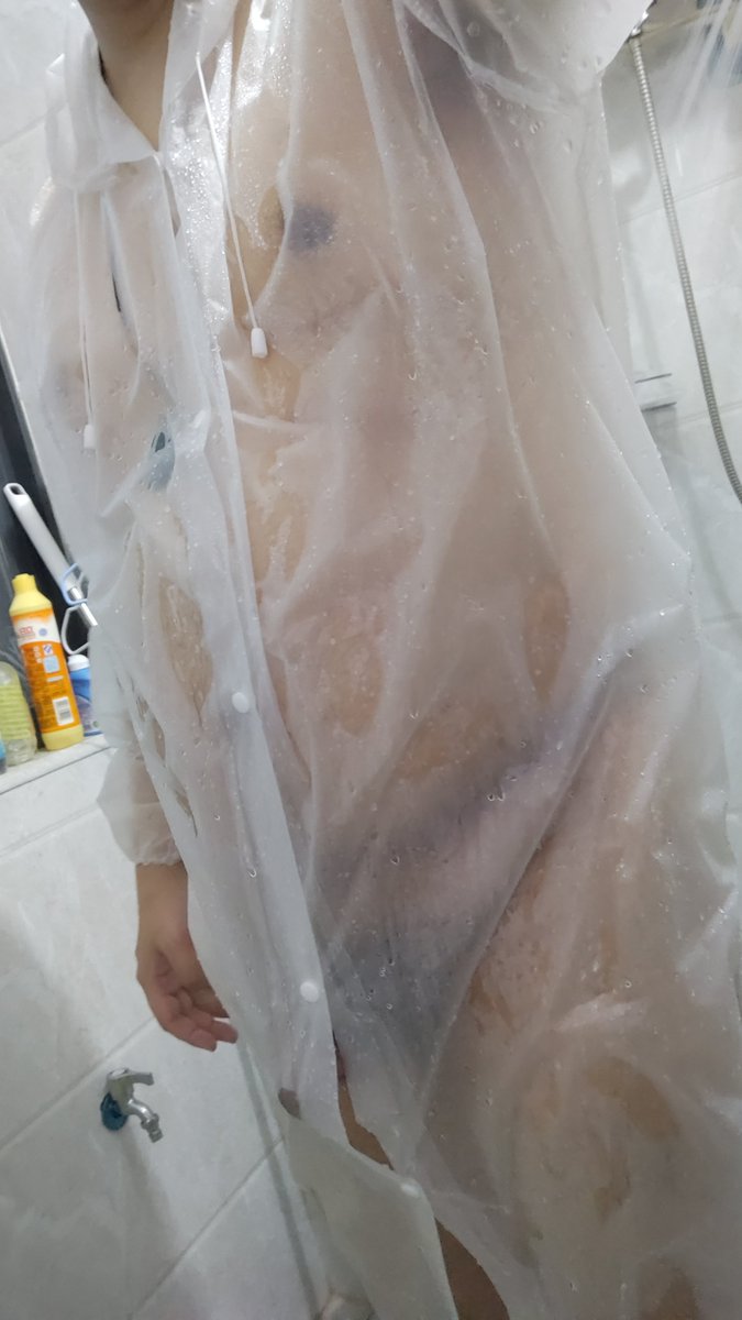 不该穿这个雨衣出门的，一点用都没有还是被淋得全身湿了