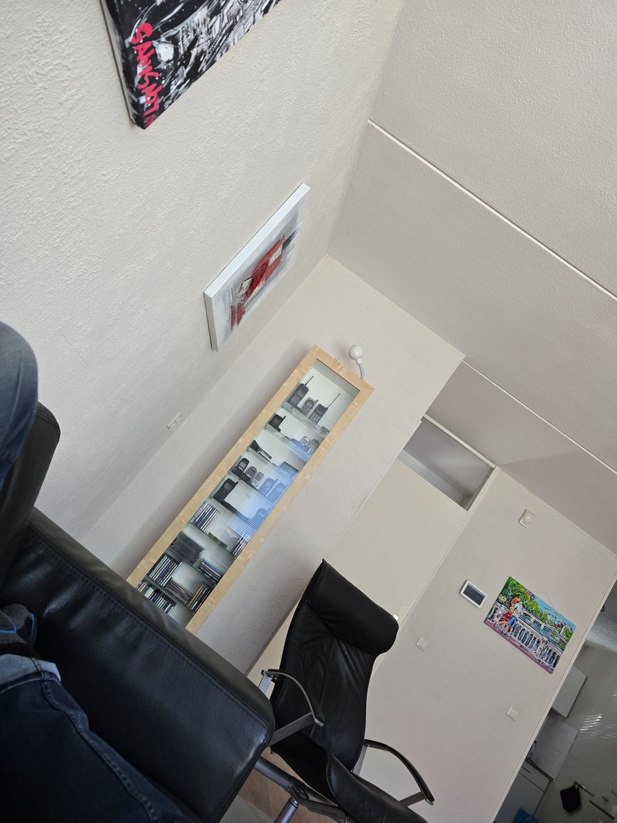 Het is moeilijk bescheiden te blijven als je voor 8 miljoen euro aan vintage mobile phones in de vitrinekast hebt staan