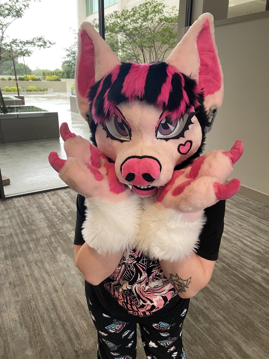 BatteredBadger's tweet image. Hey ghouls! I’m taking a break from fullsuiting today at #FWA2025, but you’ll catch me partialling around a bit! I plan on fullsuiting tomorrow if you would like a final photo opportunity with the full Batulaura!🦇 See you ghoulfriends!