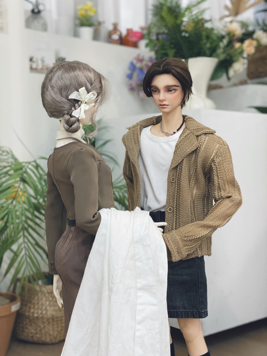 클로버 청소대장에게 후임이 생긴 날 🧹🧹

쟤는 누구지 하는 쥴리엣 
앞치마 받으러 온 슈니첼