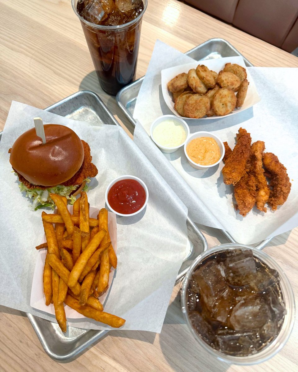 DaddysChickenS1's tweet photo. The spread of your dreams😴💭
🐓
🐓
🐓
 #chickensandwich #chickennuggets #chickenandwaffles #pressurecookedchicken #grilledchicken #nashvillehot #eatlocal #friedpickles #spicychickensandwich https://t.co/GOsiQVmkSR