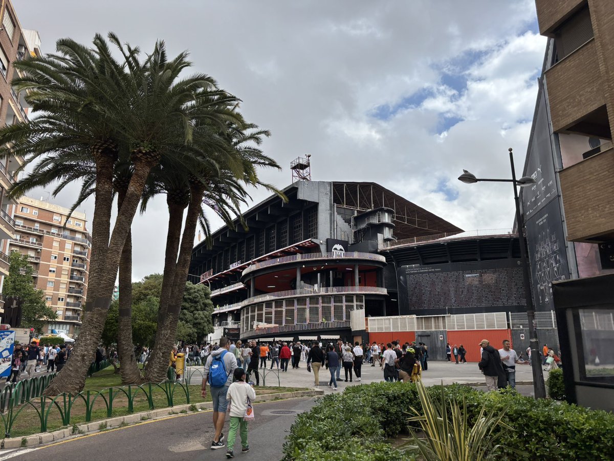 JesperLangbroek's tweet photo. Ik snap nu de betovering van Estadio Mestalla. Eeuwig zonde dat Valencia een nieuw stadion krijgt. Wat is die tribune steil he #valget #valencia #mestalla #groundhopping https://t.co/O9tyuHYqWY