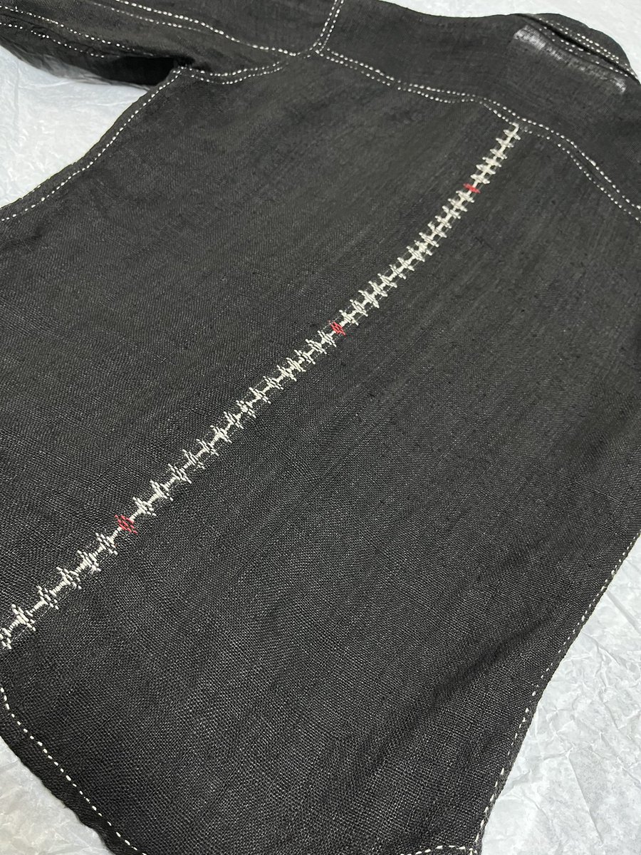 ヘビーヘンプシャツ

ある国の職人ファミリーによる手織手縫の大麻シャツ。

インディゴ、バークウッド、黒檀によって染色された奥行きある黒。
ハンドステッチも削り出されたボタンも後ろのステッチングも雰囲気抜群。
とにかく様子がおかしい。

生命力を感じる素晴らしい逸品を手に入れました。