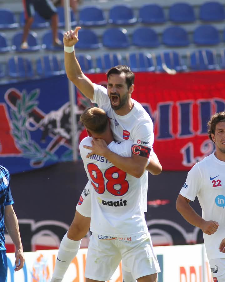 Ο Τάσος Αυλωνίτης έκανε κάτι σπάνιο και συναρπαστικό. Σε 18 ματς φέτος με την φανέλα του Πανιωνίου δεν δέχθηκε ούτε μία κίτρινη κάρτα στην Super League 2. Από εδώ και στο εξής ανήκει σε ένα μικρό γκρουπ ποδοσφαιριστών παγκοσμίως που καταφέρνουν κάτι ανάλογο.🔵🔴
#Panionios #slgr2