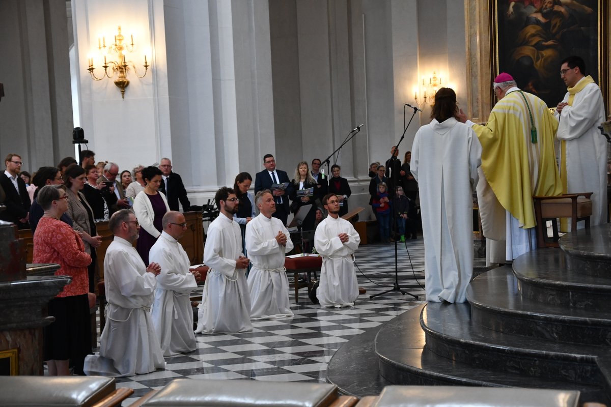 „Kirche muss eine sein, die dient“: Fünf neue Ständige Diakone hat #BischofHeinrich heute für unser Bistum geweiht!

Ein bewegender Gottesdienst, starke Zeichen des Glaubens – inklusiv, gemeinschaftlich, diakonisch.

#Diakonenweihe #KircheDieDient

Mehr:
bistum-dresden-meissen.de/aktuelles/kirc…