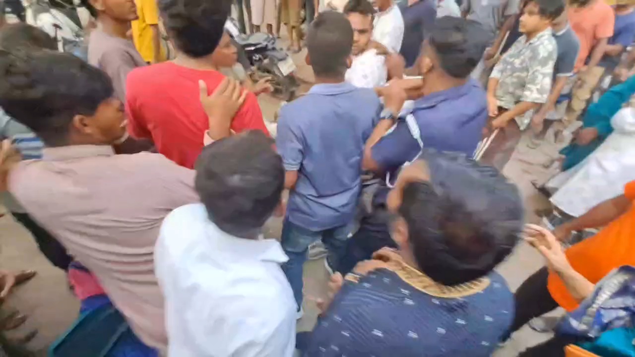 রাজৈরে বিএনপির সম্মেলনে দুই পক্ষের সংঘর্ষ, বোমা বিস্ফোরণ