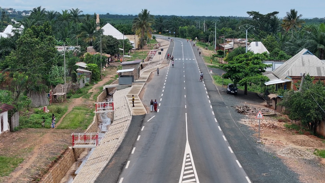 🔴🛣️Uku niko ibarabara rya Rumonge ( RN3) risa, ku gice gitoyi rimaze gukorwa. Nk’uko biboneka kuri ino sanamu, rikaba ari ibarabara rishajije, risa neza, ryagutse kandi ryubatswe kijambere.

😌Nubwo biruko, abarifata bagasaba ko Reta yokora ibishoboka vyose kugirango abahawe