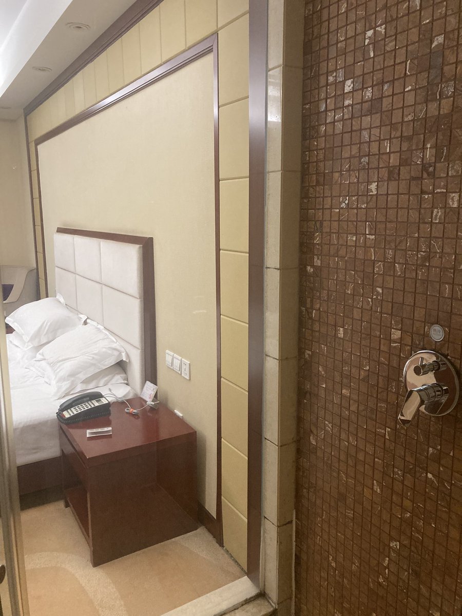 네토와 네토리의 즐거움을 가지고 있는 샤워실..중국출장중 숙소에서 즐거운 계획 구상.
다음에 올땐 말은 안통하지만 중국 애인 불러다가 놀면 잼잇을거 같음.
#출장 #중국 #청도 #네토리 #초대남 #유부 #섹파 #강직도