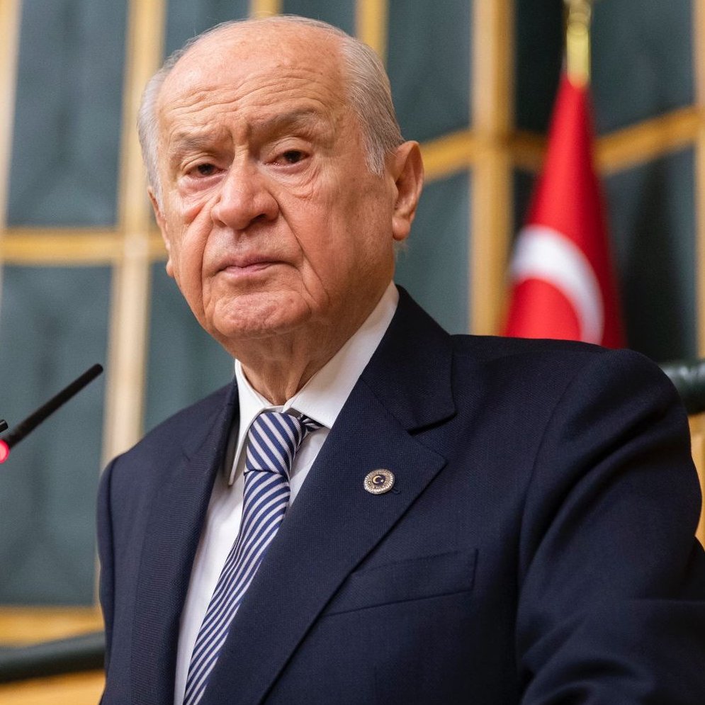 Devlet Bahçeli: “Evlat acısı ve hasretiyle yanan annelerimizin göz pınarlarından akan yaşlar kurumadıkça elbette rahat olamayız.

Başta kahraman şehitlerimizin emanetleri olan, bununla beraber yurdumun her köşesinde yaşayan annelerimizi hürmetlerimle selamlıyorum.”