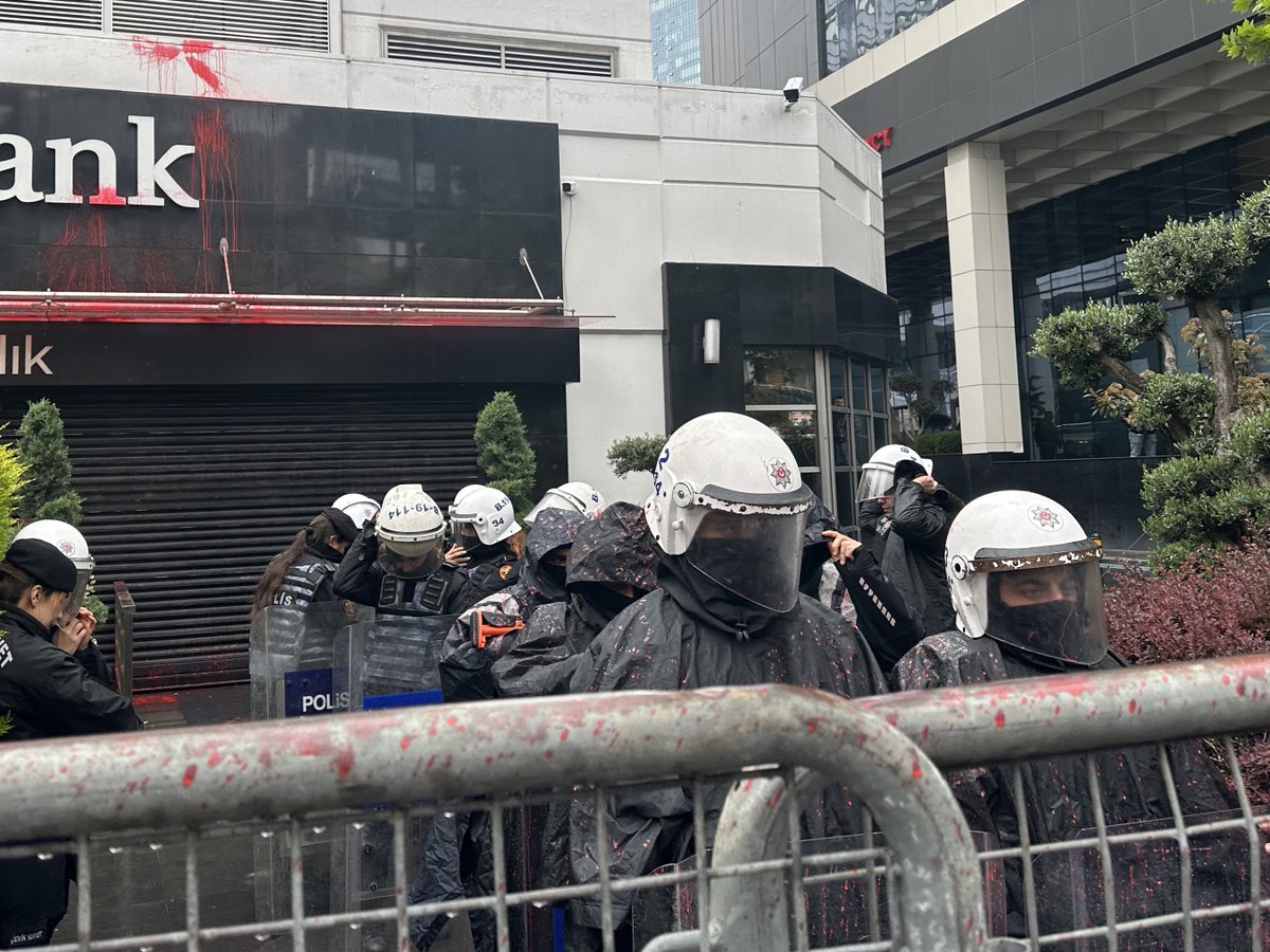 denizkarakusu's tweet photo. iş cinayetinin hesabını soranlara, emekçinin kanının üzerine kalkan tutanlara, çalık’ı koruyanlara, işçiyi öldüren düzene o boya boşuna değmedi… katil çalık hesap verecek. https://t.co/QmsdcdrJUZ