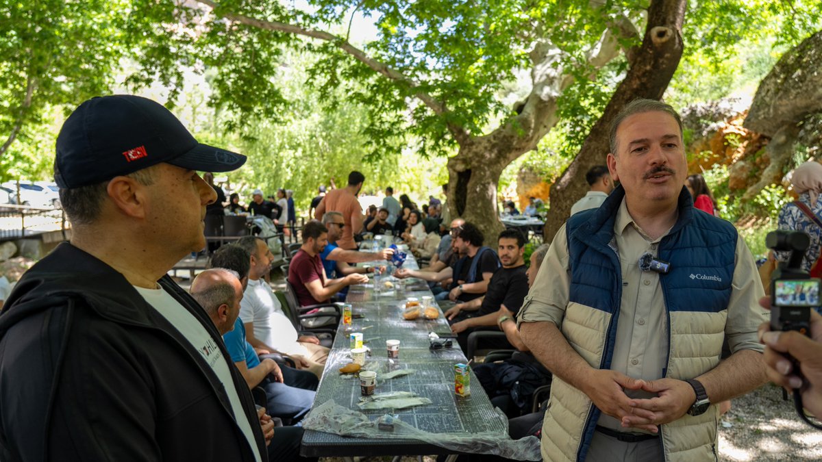 adiyamanmem's tweet photo. İl Millî Eğitim Müdürlüğümüz tarafından geleneksel hâle getirilen ve bu yıl ikincisi düzenlenen doğa yürüyüşü etkinliği, bu kez Besni Sugözü Mesire Alanı’nda gerçekleştirildi. Etkinliğe, İl Millî Eğitim Müdürümüz Sayın Ali Tosun, Besni İlçe Millî Eğitim Müdürümüz Mehmet Demirel, sivil toplum kuruluşlarının temsilcileri ile ilimiz genelinde görev yapan öğretmenlerimiz ve aileleri katılım sağladı.

Sabah saatlerinde başlayan yürüyüşte katılımcılar, Sugözü’nün doğal güzellikleri eşliğinde keyifli ve dinlendirici bir rota üzerinde doğayla iç içe zaman geçirme imkânı buldu. Fiziksel aktivitenin yanı sıra doğanın sağladığı huzur ortamı, öğretmenlerimiz için moral ve motivasyon kaynağı oldu.

Yürüyüşün ardından mesire alanında kurulan kahvaltı programı, öğretmenlerimiz ve misafirlerimiz için samimi bir sohbet ortamı sunarken, meslektaşlar arası etkileşimi de güçlendirdi.

Başta öğretmenlerimiz olmak üzere etkinliğe katılım sağlayan tüm misafirlerimize teşekkür eder, eğitimin niteliğini artırma yolunda emek veren tüm eğitim camiamıza şükranlarımızı sunarız. Bu tür etkinliklerin, kurum içi dayanışmayı ve mesleki paylaşımı artırma noktasında önemli katkılar sunduğuna inanıyor; birlik ve beraberlik içerisinde daha nice güzel buluşmalarda bir araya gelmeyi temenni ediyoruz.
@tcmeb @Yusuf__Tekin @ali_tosun77 @BesniMEM @mehmetdemirel02