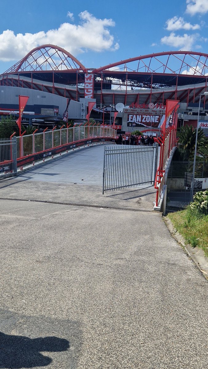 Nem da nossa ponte podemos acolher o nosso autocarro, que vergonha!! <a href="/SLBenfica/">SL Benfica</a> 
Todos jogados fora pela polícia..