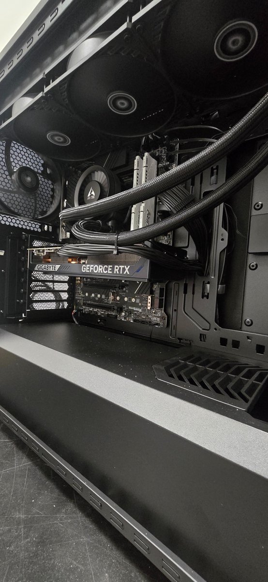 hagomist's tweet photo. New setup ok photos

Intel Core i7-14700K
MSI PRO Z790-P WIFI
be quiet! Shadow Base 800 DX
Arctic Liquid Freezer III 420
Kingston FURY Beast 32 Go
Gigabyte GeForce RTX 5070 WINDFORCE
Samsung SSD 990 EVO Plus 1 To
Corsair RM850e

@IntelFrance @intel @msifrance @msigaming @msiUSA https://t.co/3KxaIQbMZ3