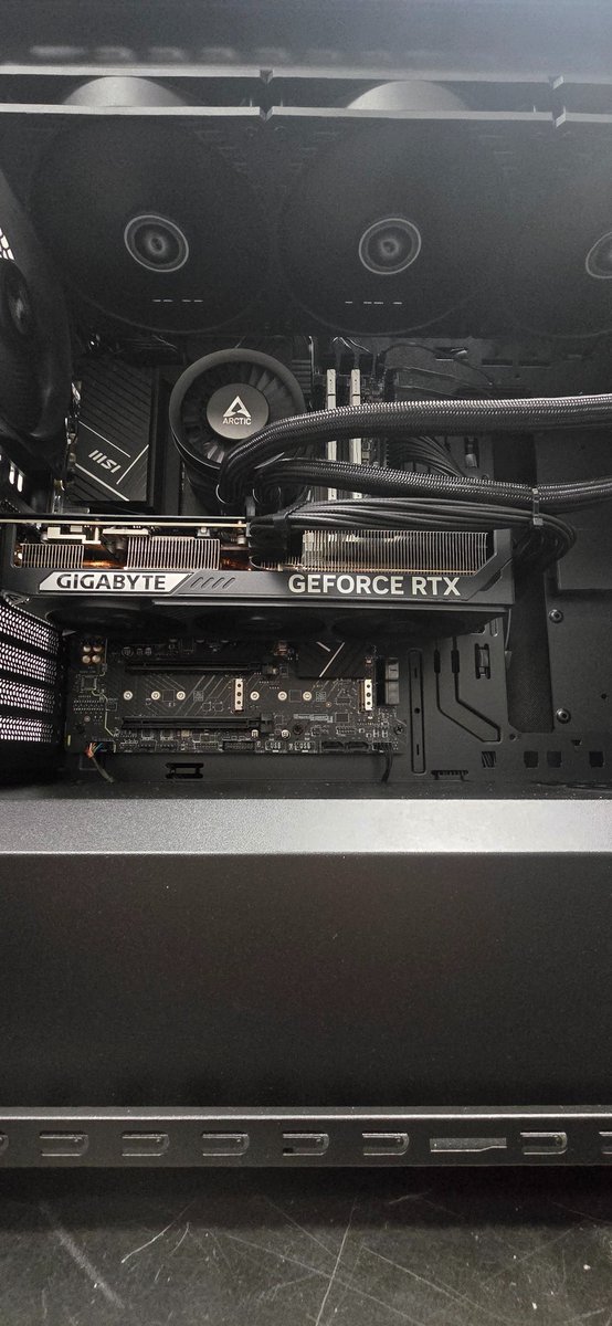 hagomist's tweet photo. New setup ok photos

Intel Core i7-14700K
MSI PRO Z790-P WIFI
be quiet! Shadow Base 800 DX
Arctic Liquid Freezer III 420
Kingston FURY Beast 32 Go
Gigabyte GeForce RTX 5070 WINDFORCE
Samsung SSD 990 EVO Plus 1 To
Corsair RM850e

@IntelFrance @intel @msifrance @msigaming @msiUSA https://t.co/3KxaIQbMZ3