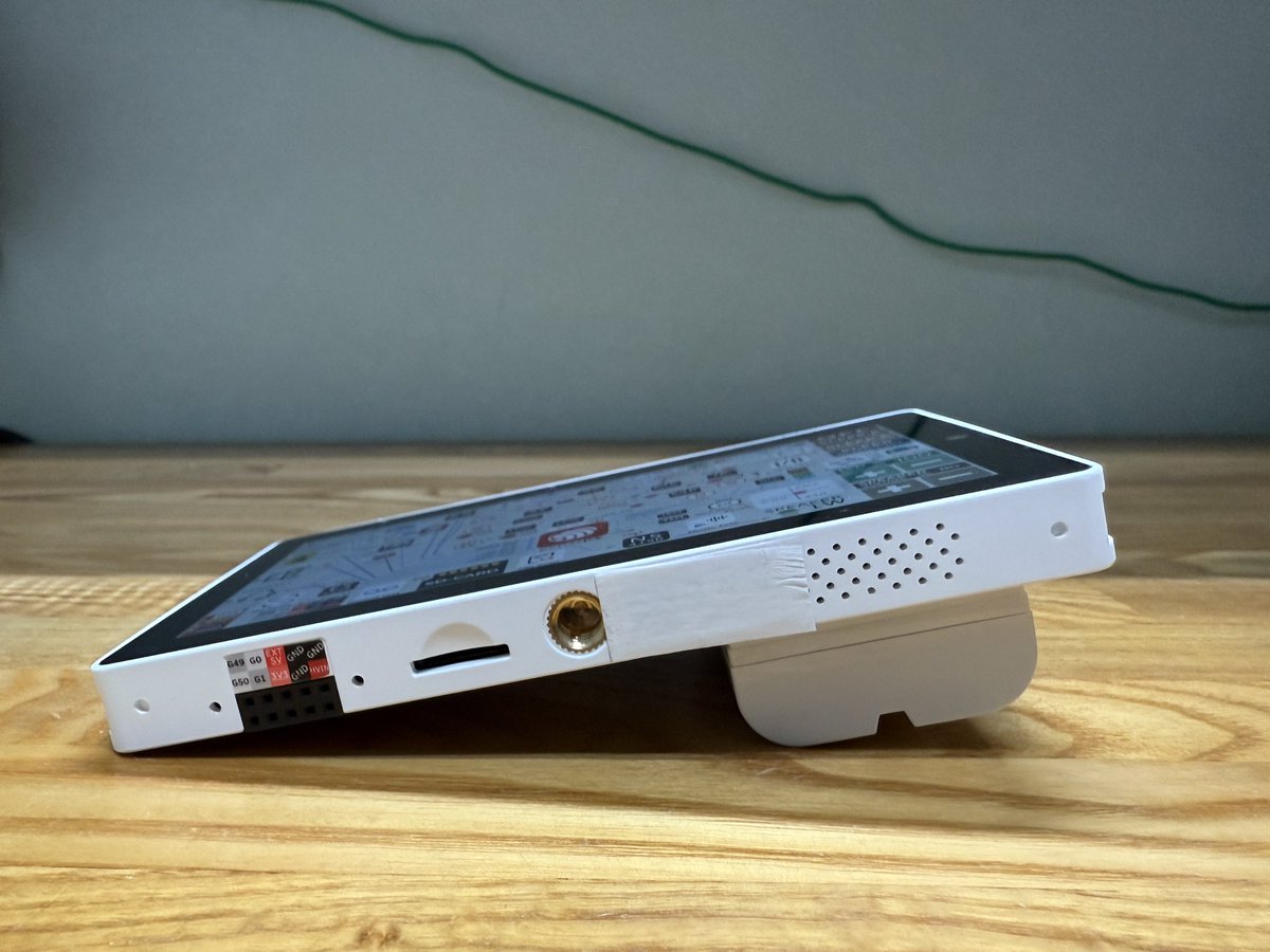 timeElectronic1's tweet photo. M5STACK TAB5用にNP-F550互換バッテリーを購入
・カメラと同じ持ち方出るので便利
・出っ張るのでスタンドないと倒れる https://t.co/WV654YAZz4