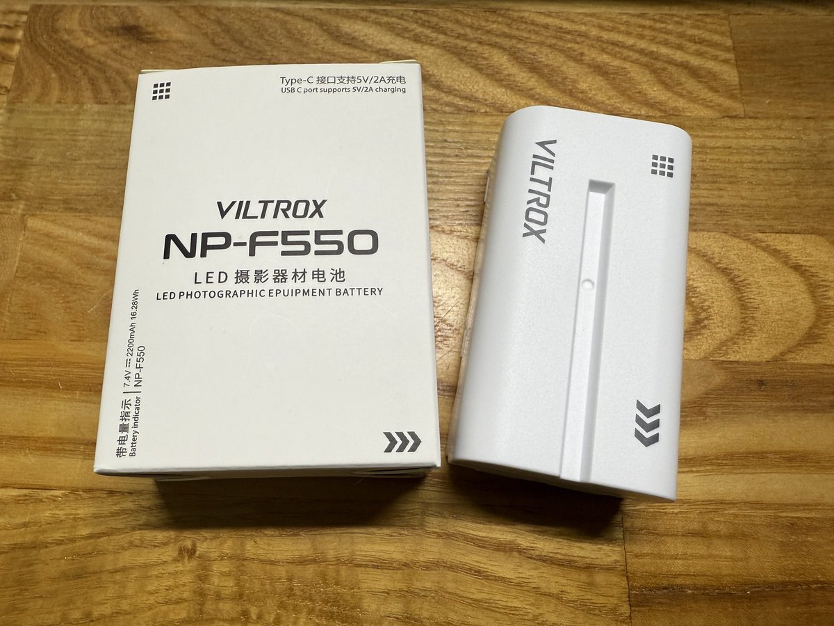 timeElectronic1's tweet photo. M5STACK TAB5用にNP-F550互換バッテリーを購入
・カメラと同じ持ち方出るので便利
・出っ張るのでスタンドないと倒れる https://t.co/WV654YAZz4
