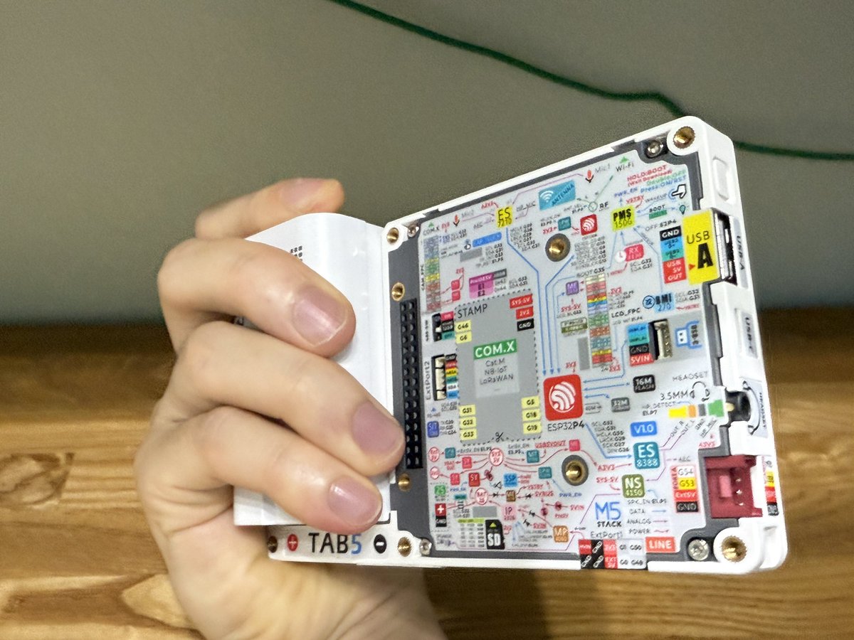 timeElectronic1's tweet photo. M5STACK TAB5用にNP-F550互換バッテリーを購入
・カメラと同じ持ち方出るので便利
・出っ張るのでスタンドないと倒れる https://t.co/WV654YAZz4
