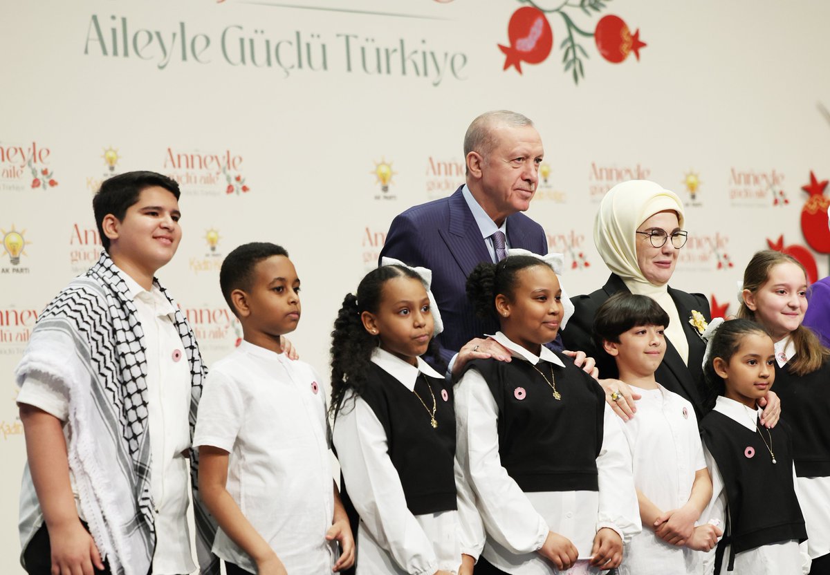Erdoğan Dijital Medya (@rtedijital) on Twitter photo Cumhurbaşkanımız <a href="/RTErdogan/">Recep Tayyip Erdoğan</a>, Anneyle Güçlü Aile, Aileyle Güçlü Türkiye Programı'na katıldı.
“Tüketim kültürünün bilerek körüklediği, evliliği zorlaştıran her türlü yanlış uygulamayla yoğun mücadelede içindeyiz.” Cumhurbaşkanımız <a href="/RTErdogan/">Recep Tayyip Erdoğan</a>, Anneyle Güçlü Aile, Aileyle Güçlü Türkiye Programı'na katıldı.
“Tüketim kültürünün bilerek körüklediği, evliliği zorlaştıran her türlü yanlış uygulamayla yoğun mücadelede içindeyiz.”
