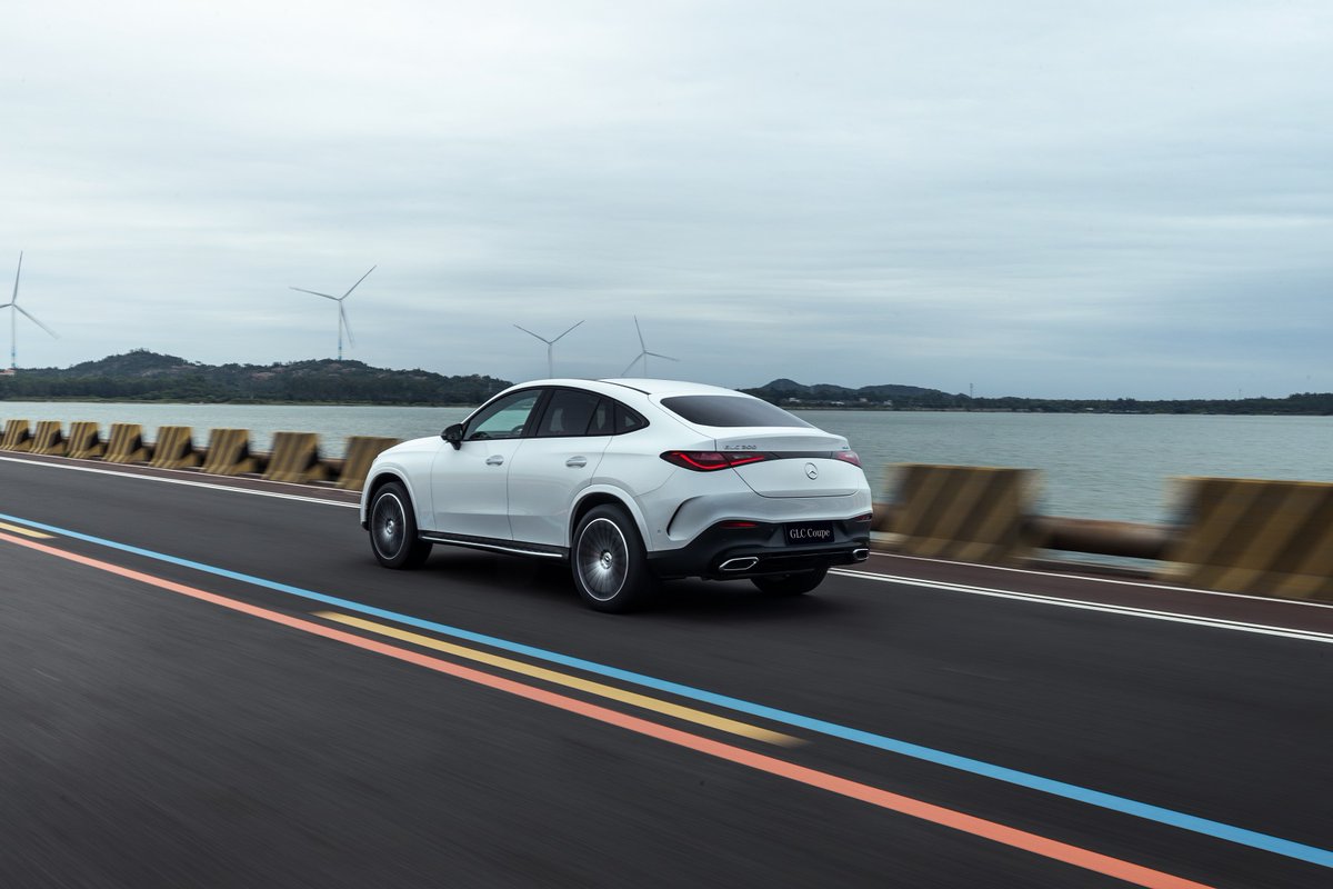 كل تفاصيل GLC كوبيه مصمّمة لتأخذك في رحلة استثنائية، حيث تلتقي التقنيات الذكية مع لمسات الفخامة المطلقة في كل زاوية.​

#مرسيدس_بنز_السعودية #MercedesBenzKSA #Coupe #GLC