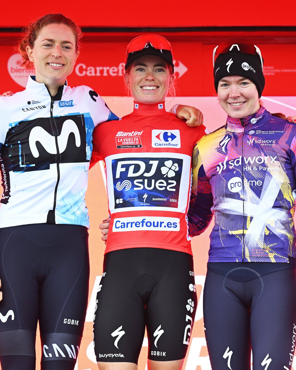 UCI_cycling's tweet image. Back-to-back Champion 🏆

@demivollering seals the final stage of @LaVueltaFem and defends her title in commanding style 🔴

🥈 Marlen Reusser
🥉 Anna van der Breggen

#LaVueltaFemenina #RoadCycling #UCIWWT