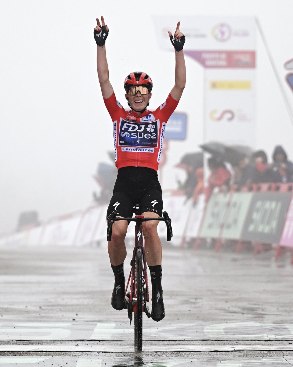 UCI_cycling's tweet image. Back-to-back Champion 🏆

@demivollering seals the final stage of @LaVueltaFem and defends her title in commanding style 🔴

🥈 Marlen Reusser
🥉 Anna van der Breggen

#LaVueltaFemenina #RoadCycling #UCIWWT