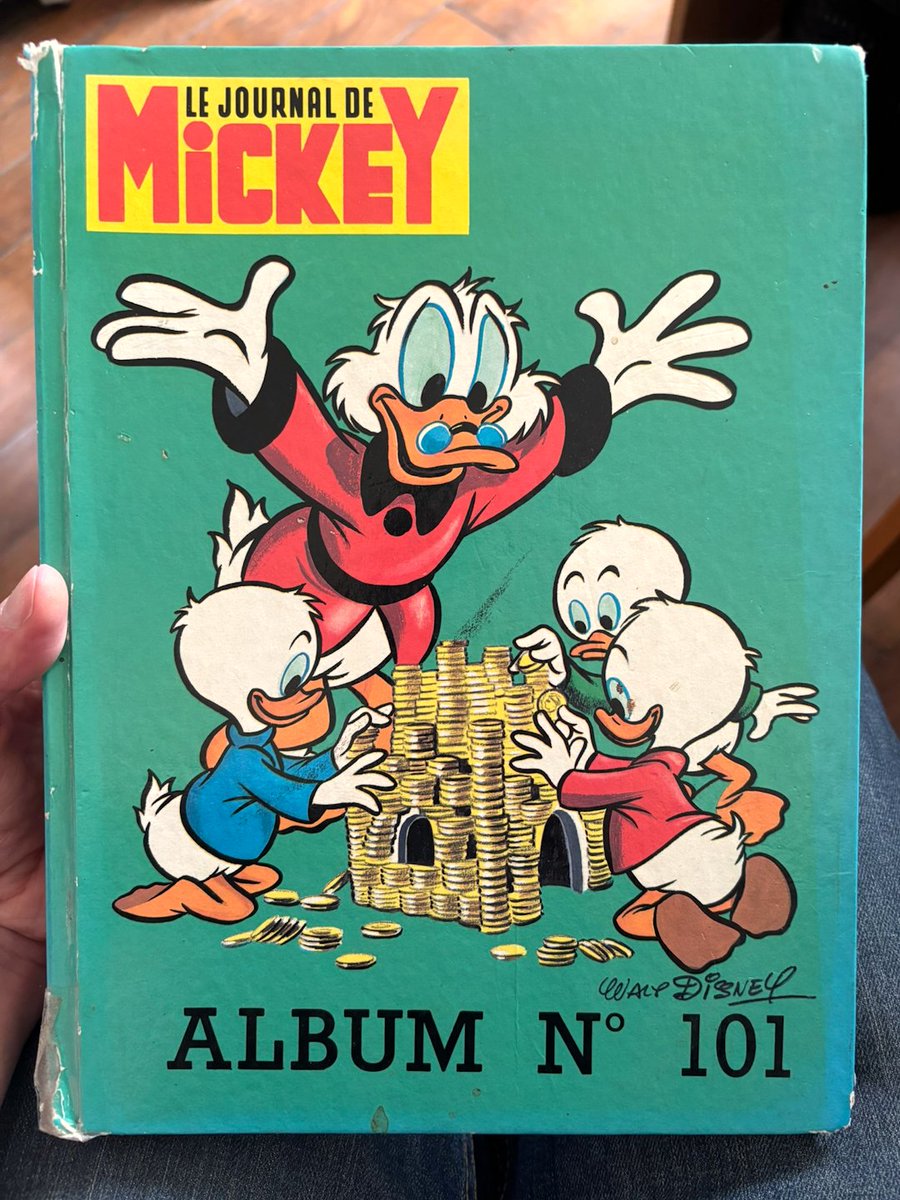 Je suis allé fouiner dans la "boite à livres" près de chez moi 📚 (ou plutôt l'armoire à livres !) 

Et à défaut de vieux livres de SF, je suis tombé sur ce vieil album du Journal de Mickey 😀

Cette couverture me semble familière.

#BoiteÀLivres #JournalDeMickey #BandeDessinée