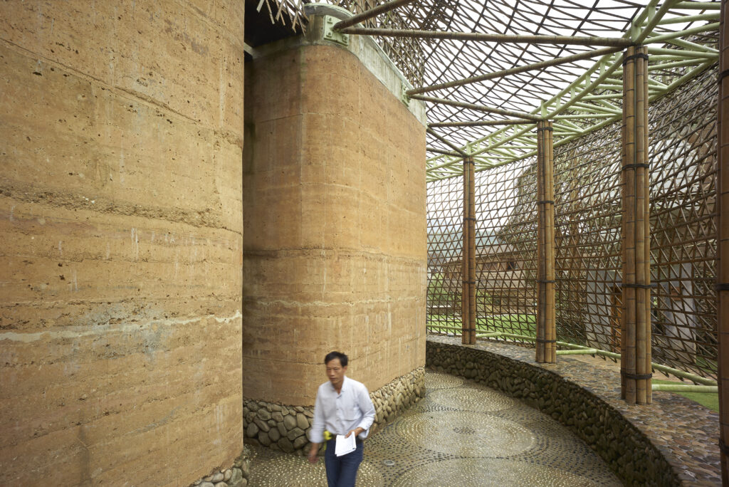 w_emerg's tweet image. Can bamboo and earth replace concrete? In Baoxi, China, Studio Anna Heringer’s bamboo hostels prove that natural materials can build beauty, sustainability, and cultural identity in modern architecture.
#BambooArchitecture #AnnaHeringer #BaoxiChina #NaturalMaterials #RammedEarth