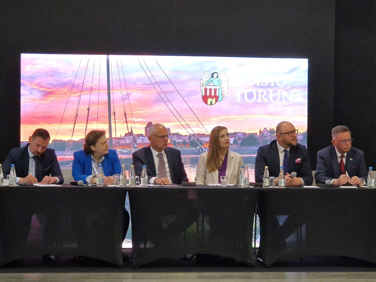 CIR_CSM's tweet image. Rozpoczęliśmy trzeci dzień THINK TANK Forum!

Toruń przywitał uczestników oficjalnymi wystąpieniami Prezydenta Miasta i Marszałka Województwa.

W programie znalazły się dziś dwa kluczowe tematy:
🔹 Jak wzmocnić zdolności obronne UE bez nadwyrężania NATO
🔹 Jak zwiększyć odporność…