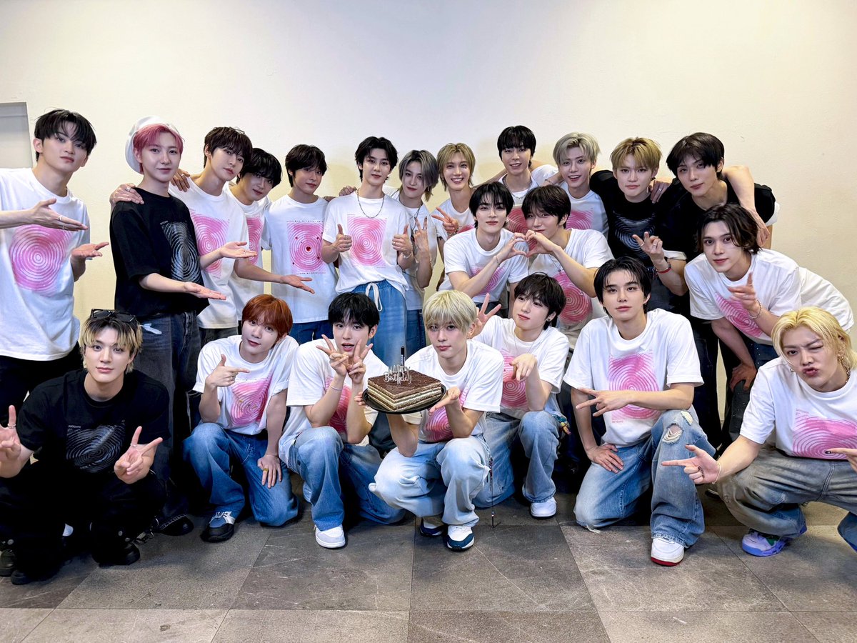 onri2yu's tweet photo. all nct members here celebrated sion’s birthday 🥹🥹🥹🥹🥹🥹🥹🥹🥹🥹🥹🥹 it’s all for our baby leader oh sion! https://t.co/8jayBDaoZ6