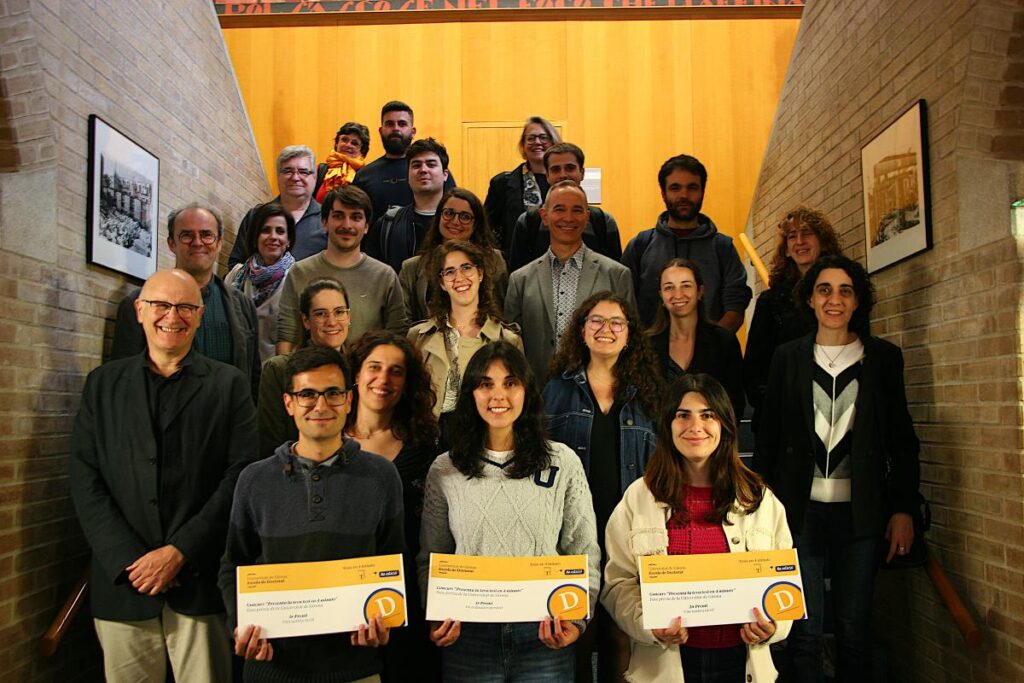 Programa de Seguiment de Ratpenats (@ratpenats_cat) on Twitter photo Els doctorands <a href="/dlobo_wildlife/">David López-Bosch</a> i <a href="/AlbaCG92/">Alba Coronado</a> van participar al concurs "Presenta la teva tesis en 4 minuts" organitzat per la <a href="/univgirona/">Universitat de Girona</a> i la <a href="/UABBarcelona/">Universitat Autònoma de Barcelona</a> posant els🦇al focus d'atenció. Presentacions🔝en una edició caracteritzada per l'alt nivell de tots i totes les participants Els doctorands <a href="/dlobo_wildlife/">David López-Bosch</a> i <a href="/AlbaCG92/">Alba Coronado</a> van participar al concurs "Presenta la teva tesis en 4 minuts" organitzat per la <a href="/univgirona/">Universitat de Girona</a> i la <a href="/UABBarcelona/">Universitat Autònoma de Barcelona</a> posant els🦇al focus d'atenció. Presentacions🔝en una edició caracteritzada per l'alt nivell de tots i totes les participants