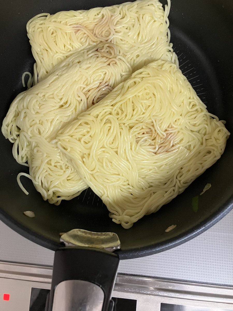d4o15869's tweet photo. 前はね麺をレンチンしてからモミクチャニして麺をほぐしてたけど
メンに油チョンチョンチョンて垂らして
醤油もチョンチョンチョンと垂らすのがミソ🤏醤油やけど😊
麺はよく焼きがOK牧場👌
テレビからの受け売りですけどおいPよ😋
#マルちゃん焼きそば https://t.co/4DuJp9emqC