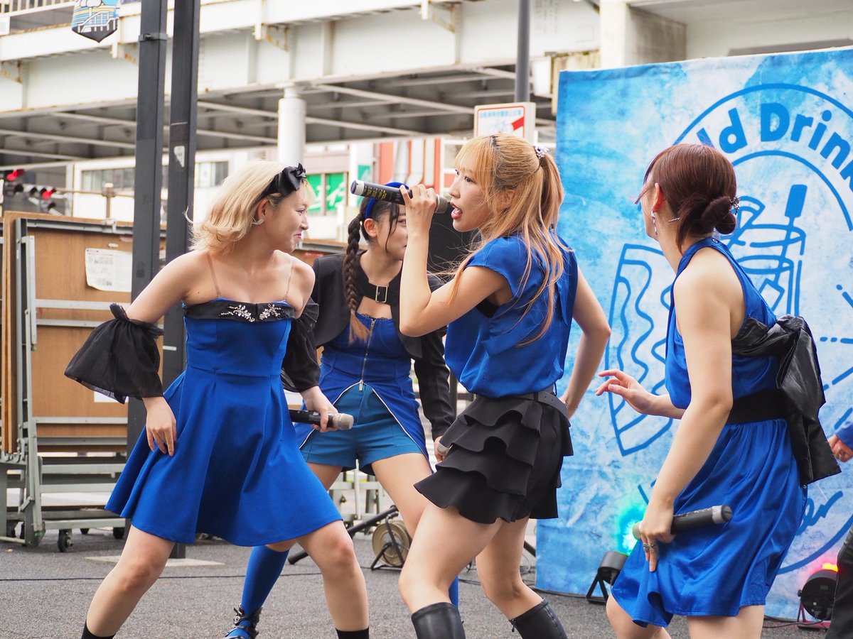 iQ5w6MKisRgcWzT's tweet photo. 川崎駅東口ルフロン前広場で行われた
『Kawasaki Drinks Garden』で、
RE_RiDEさんとЯanaBさんのライブ体感
貴重な野外、ライブ写真も📸
RE_RiDEは翔子さんとみなみさんとお話
ラナビーさんはワンマンチケット購入
✌️💜🩶
🩷#眞仲翔子 🧡#橙乃みなみ #RERiDE #ЯanaB #ラナビー 皆の想いが叶うよう🙏 https://t.co/aaoFXyoV95