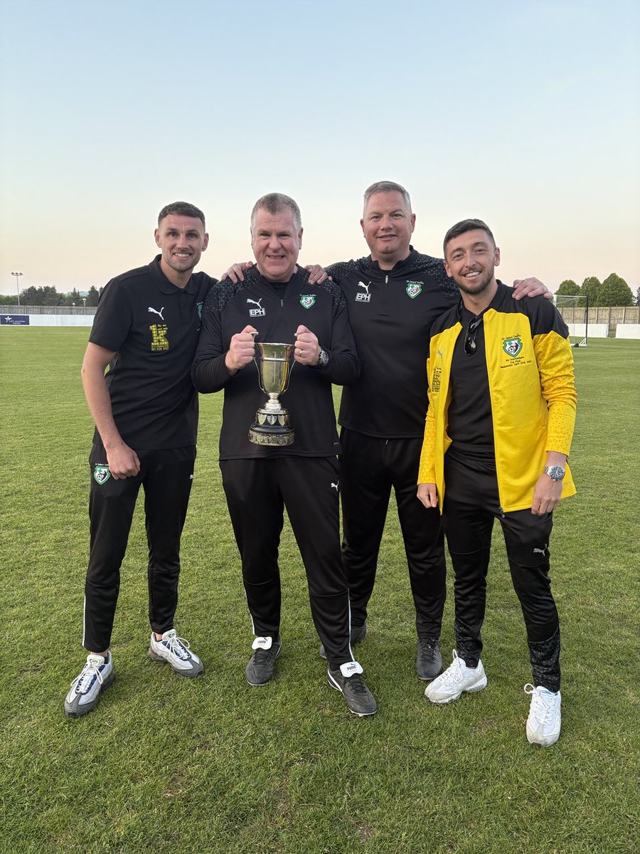 Delighted to win a trophy for a great club &amp; a few good men 🏆🟡⚫️