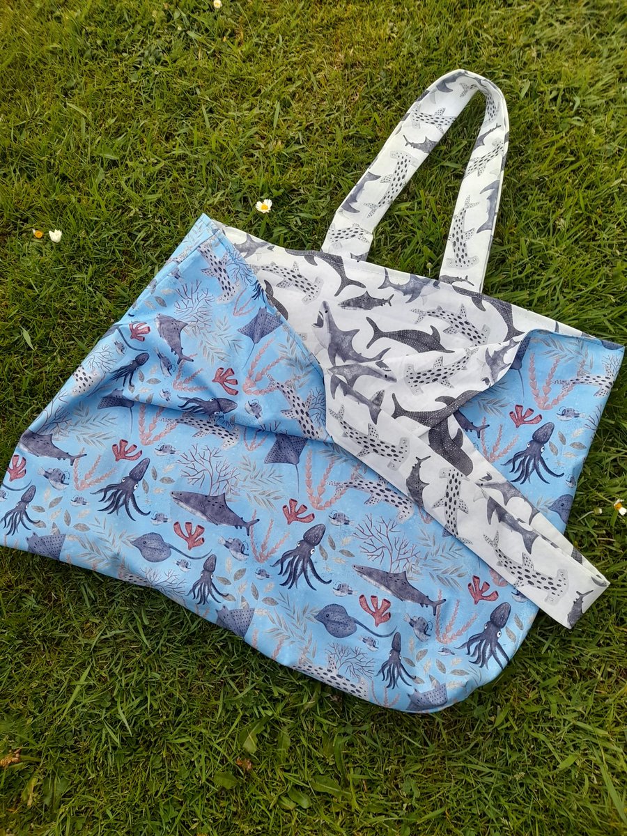 The bag is 100% cotton, washable, reversible and very strong! Only one available at £15 including postage.

If you'd like some of the fabric then click the link into an aquatic world of fabric etsy.com/uk/listing/181… #shopindie #ukgiftam #ukgifthour