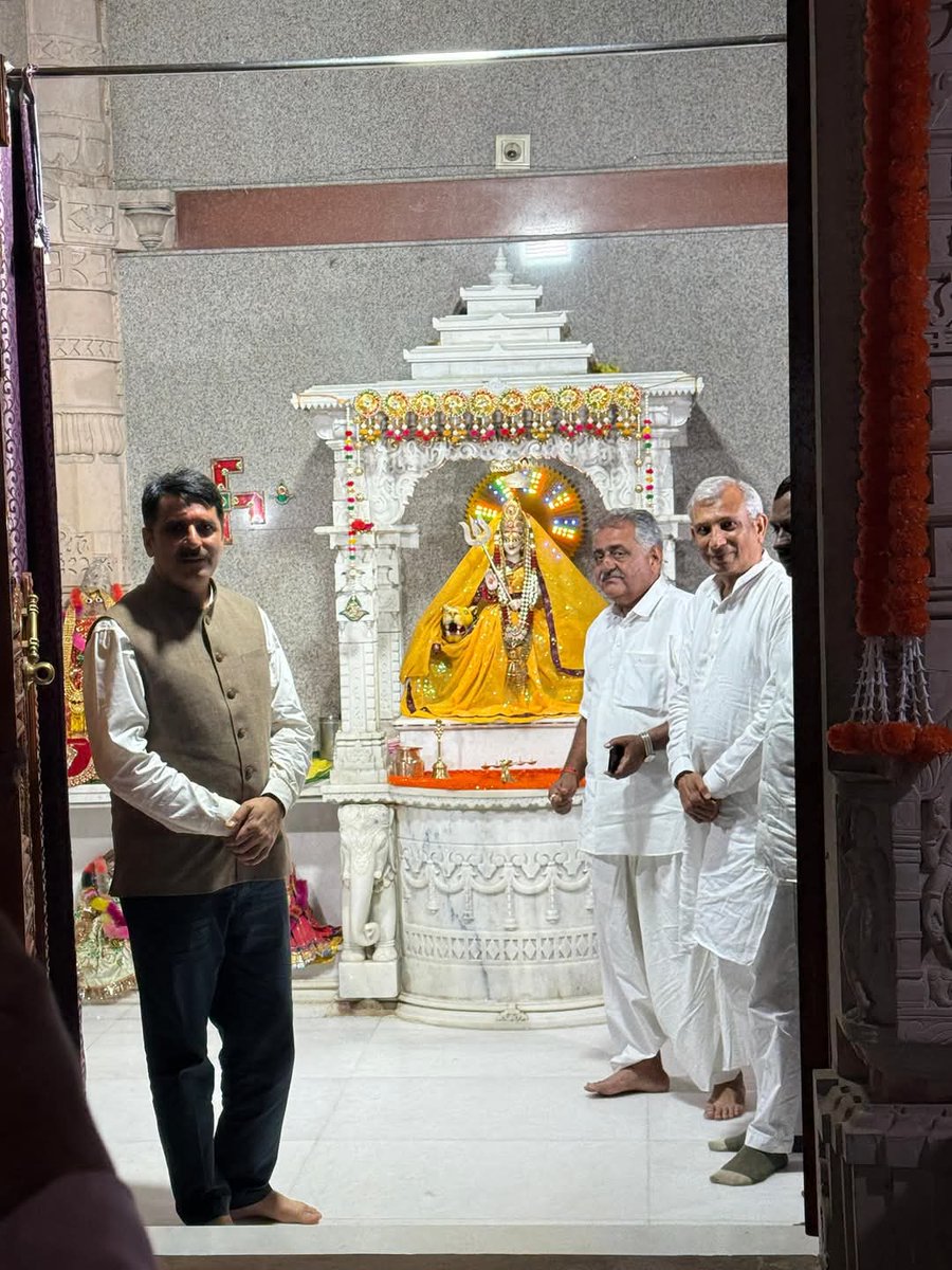 SunilCh84766040's tweet photo. દેશની રક્ષા માટે પ્રાર્થના કરવા નડેશ્વરી માતાના મંદિરે પહોચ્યા આપણાં લોકસેવક શ્રી શંકરભાઈ ચૌધરી સાહેબ શ્રી!🙏
@ChaudhryShankar @banasdairy1969 https://t.co/OTrgTRIov5