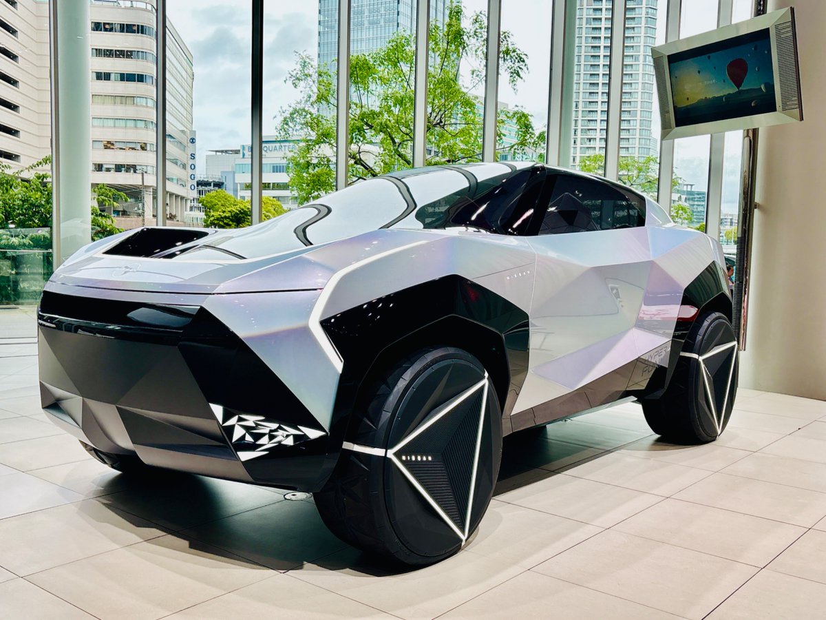 aki_dondondon's tweet photo. 日産の「HYPER PUNK」って車、未来すぎて驚きです😲
外の景色をAIで加工→車内の画面に映してアート空間に
ドライバーの気分まで読み取って、音楽と光で空間を演出してくれるらしい
もうこれは、車ってより“走るアトリエ”🎨
#HyperPunk #日産 #未来きてる #Z世代向け #走るスタジオ https://t.co/yCeWybV8yI