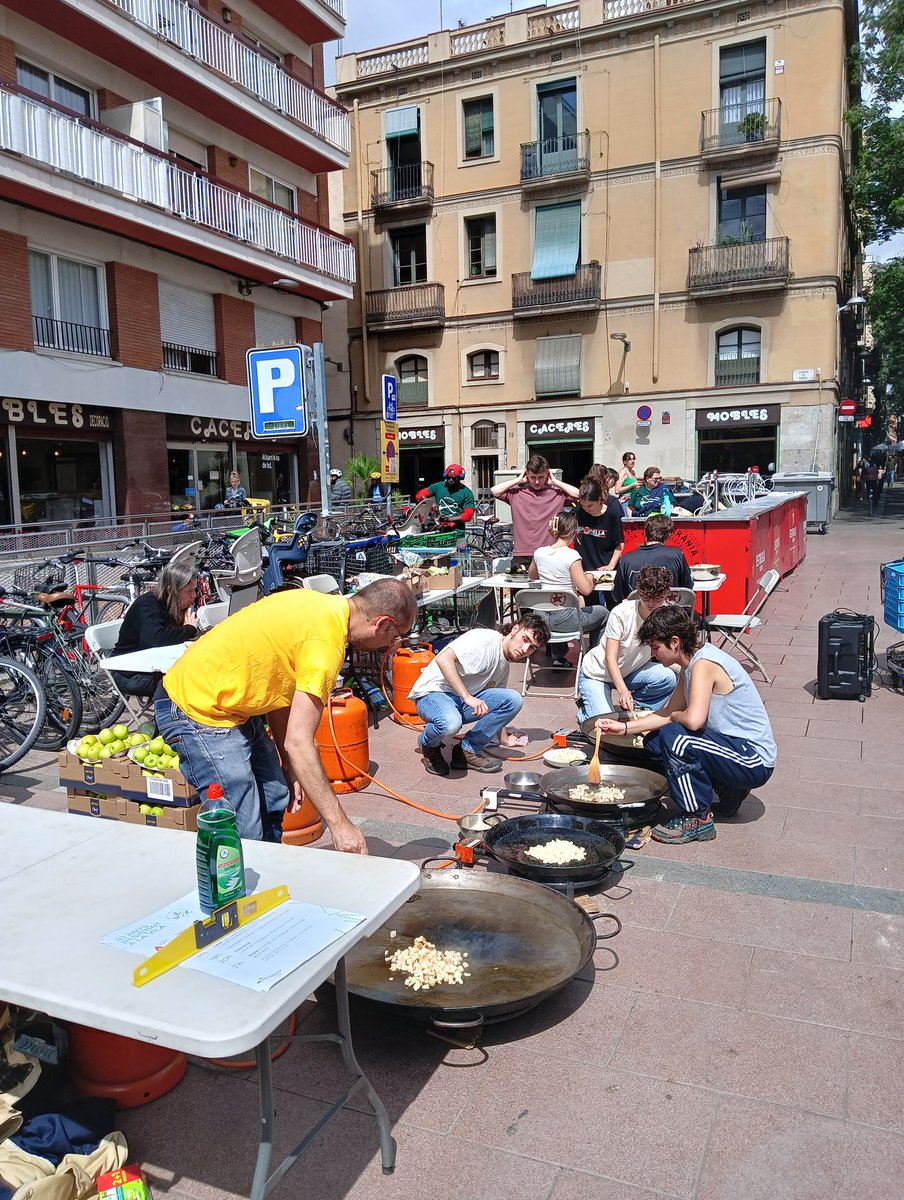 Sindicat d'Habitatge de Cassoles (@shcassoles) on Twitter photo Ja som a l'aniversari dels 10 anys del <a href="/HabitatgeGracia/">Sindicat d’Habitatge de Gràcia</a> cuinant el dinar amb <a href="/9deCassoles/">Les 9 de Cassoles</a> i <a href="/llavorsabsol/">Llavors Absolució</a>
Força sindicat! Ja som a l'aniversari dels 10 anys del <a href="/HabitatgeGracia/">Sindicat d’Habitatge de Gràcia</a> cuinant el dinar amb <a href="/9deCassoles/">Les 9 de Cassoles</a> i <a href="/llavorsabsol/">Llavors Absolució</a>
Força sindicat!