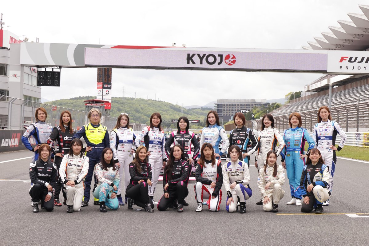 KYOJOCUP_OA's tweet photo. 昨日撮影した集合写真!
スーツとマシンのカラーリングを要チェック!👀
#KYOJO https://t.co/DGLOxfI3Rb