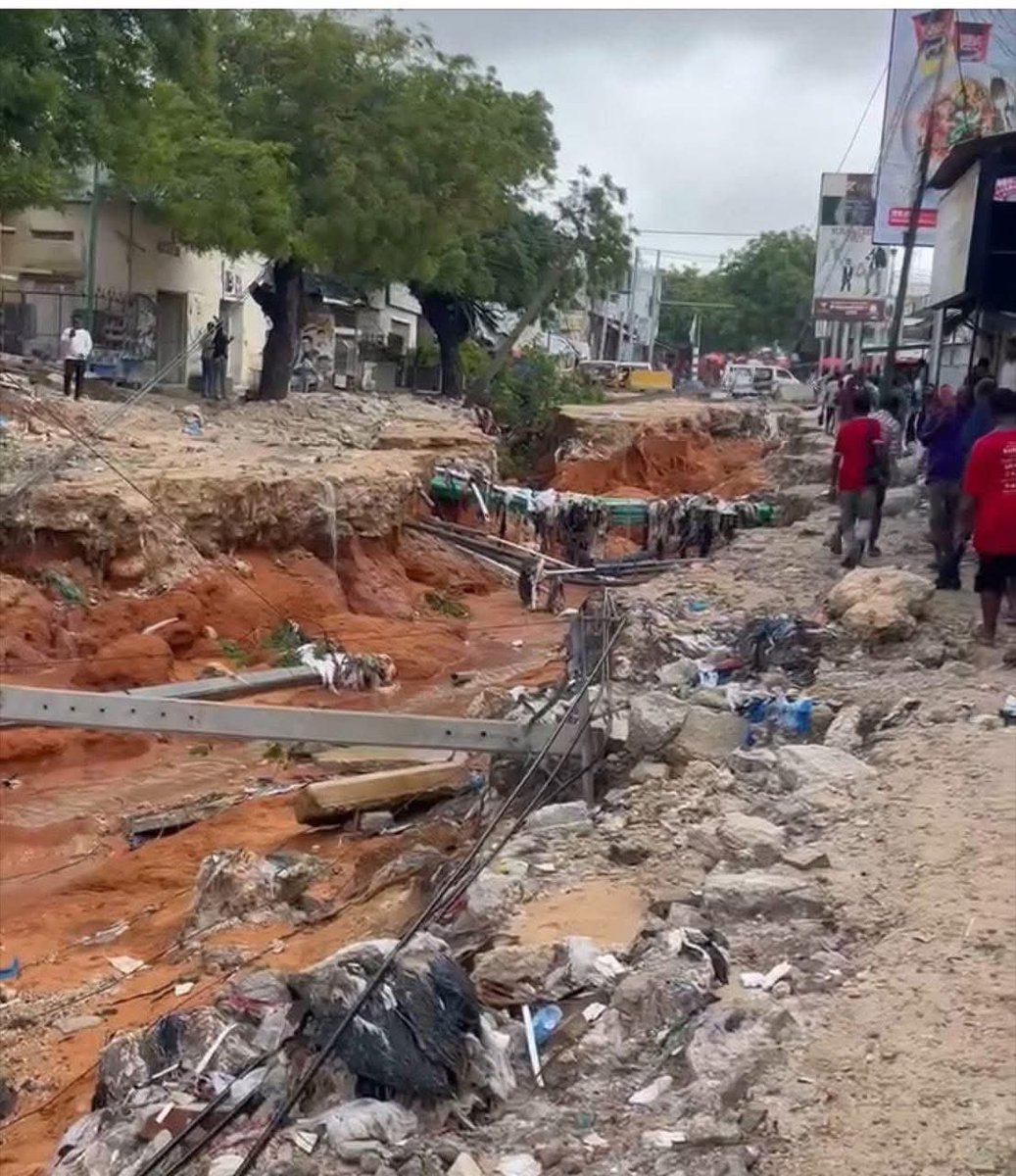 IbrahimAbdi20's tweet photo. The current status of Mogadishu's roads after last night’s heavy downpour highlights the failure of proper infrastructure planning. The corrupt elites, led by HSM, seem more focused on destabilizing #Somaliland than on addressing the basic needs of their own capital. #Notaninch crew focus on the wellbeing of your people. 
@AAbdishakur ,@Aynte ,@hodansomali , @AnalystSomalia