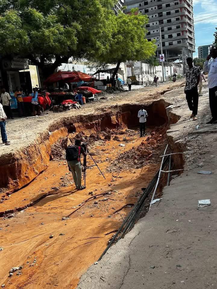 IbrahimAbdi20's tweet photo. The current status of Mogadishu's roads after last night’s heavy downpour highlights the failure of proper infrastructure planning. The corrupt elites, led by HSM, seem more focused on destabilizing #Somaliland than on addressing the basic needs of their own capital. #Notaninch crew focus on the wellbeing of your people. 
@AAbdishakur ,@Aynte ,@hodansomali , @AnalystSomalia