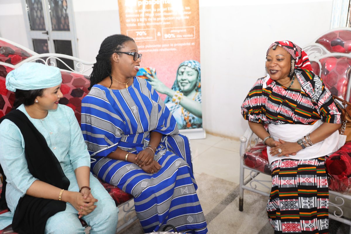 PnudNiger's tweet image. La #FoireBirni2025 est un exemple parfait de la manière dont les partenariats locaux favorisent la croissance durable. @PNUDNiger, les autorités locales et les groupes de femmes créent des opportunités économiques et autonomisent les femmes. 💼✨ #PNUD #Niger #ODD