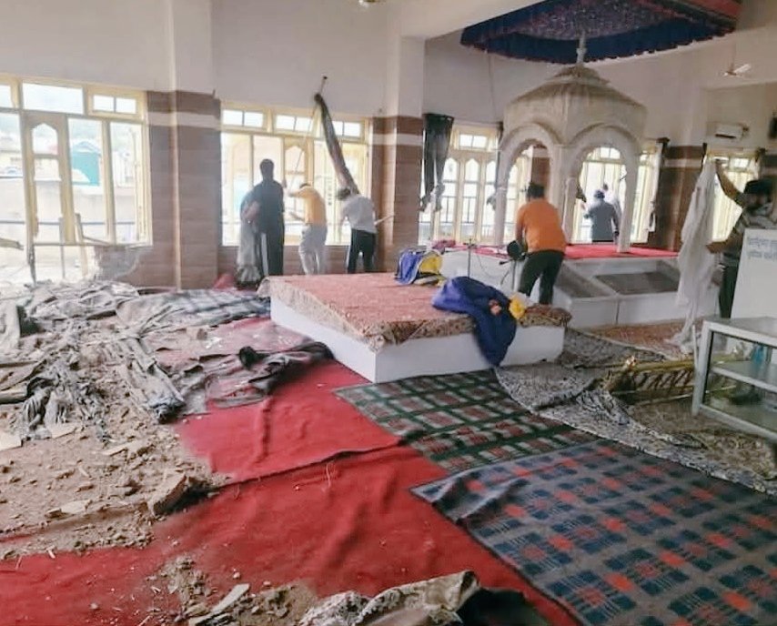 manjitgarg75's tweet image. वाहेगुरु जी दा खालसा वाहेगुरु जी दी फतेह 🙌🙏
सीमा पार से गोलाबारी का सामना करने के ठीक एक दिन बाद, पुंछ में गुरुद्वारा साहिब ने अपने दरवाजे फिर से खोल दिए; उसी चढ़दी कला के साथ, निर्भीक भक्ति के साथ अरदास और सेवा जारी रही है l
#IndiaPakistanWar #poochattack #gurughar