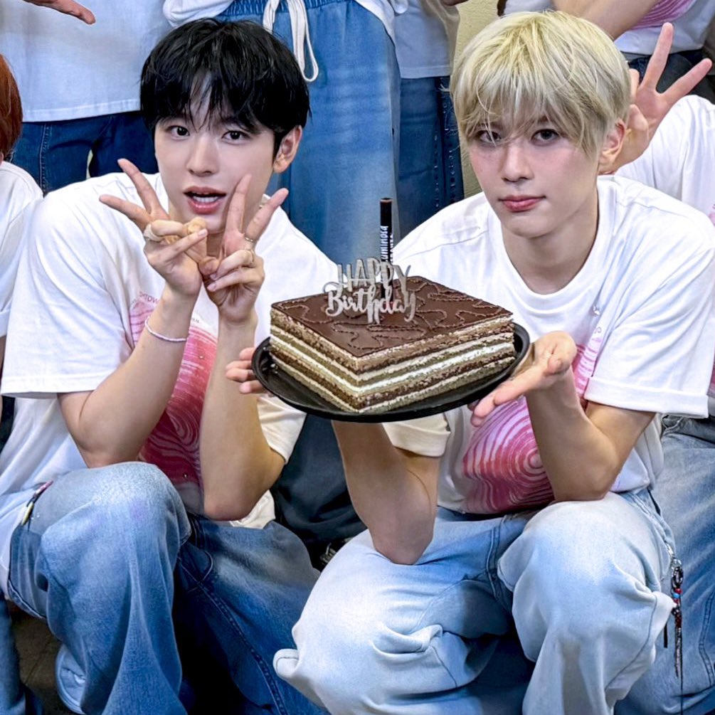 uuunow's tweet photo. 시온이형 생일 케이크 맛있었어^_^
아무튼 형 생일 축하해〜ㅋㅋ https://t.co/duzFoPGWVh