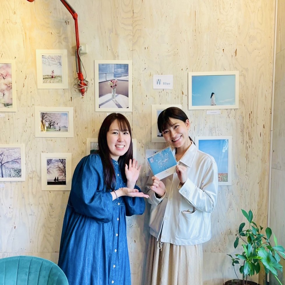 dream_asm's tweet photo. 大好きな友人の写真展へ🌸
はるか、本当におめでとう☺️♡

素敵なカフェ空間に、彼女の作品が見事にマッチ。とても癒され、幸せのひと時。

私の写真も展示して頂いています🩵

5/24まで、聖蹟桜ヶ丘にて✨
詳細はリプ欄ご覧ください☺️
美味しいおむすび食べられるよ♡
ランチやカフェと共に是非☺️🍙🩷 https://t.co/aYyQTH2kvq